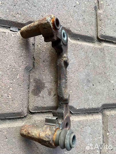 Скоба суппорта Mitsubishi Lancer