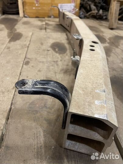 Усилитель переднего бампера Toyota LC 200