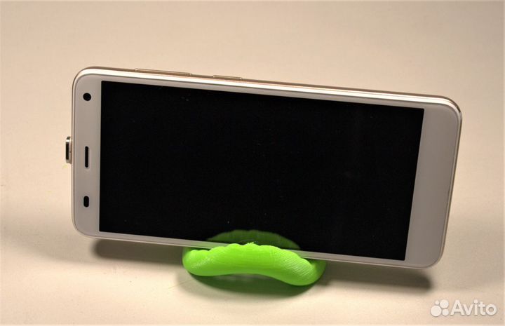 Подставка для телефонов, очень нужная,удобная вещь