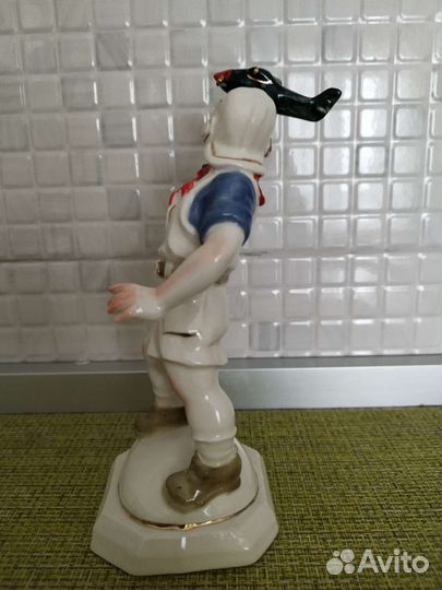 Фарфоровая статуэтка 