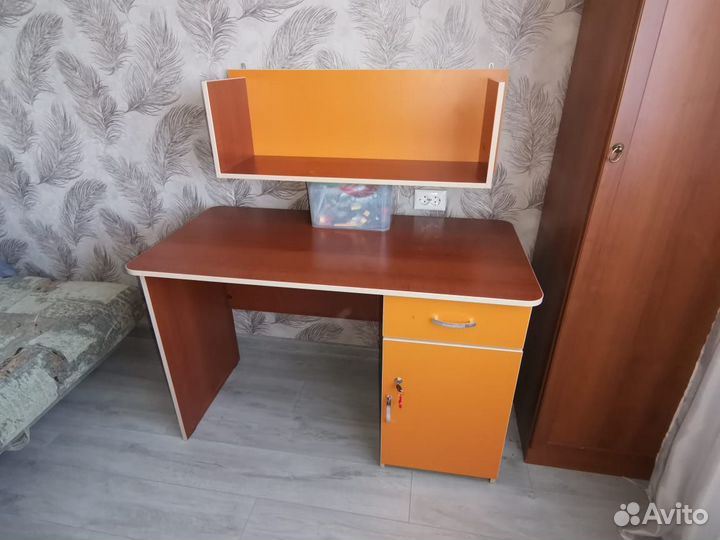 Письменный стол, полка, стул