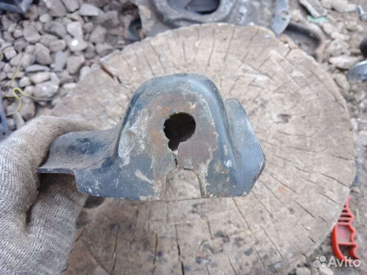 Кронштейн двигателя Audi 80 b3