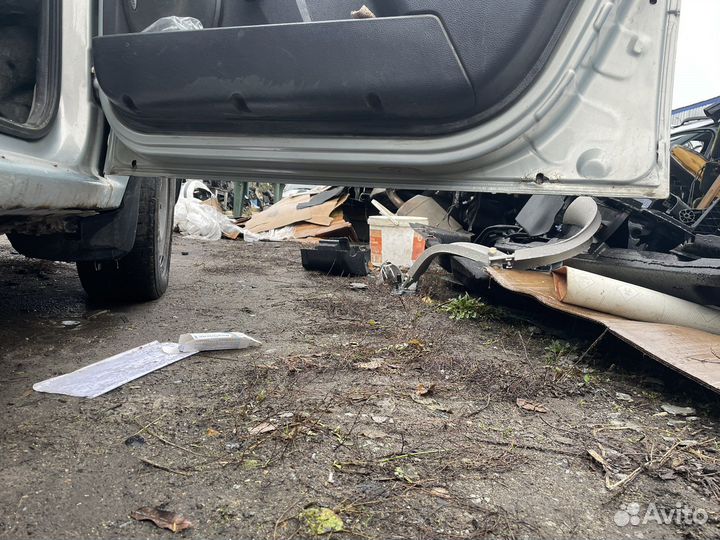 Дверь передняя правая 801001895R Renault Logan 1