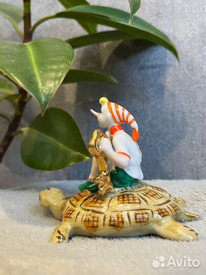 Фарфоровая статуэтка 