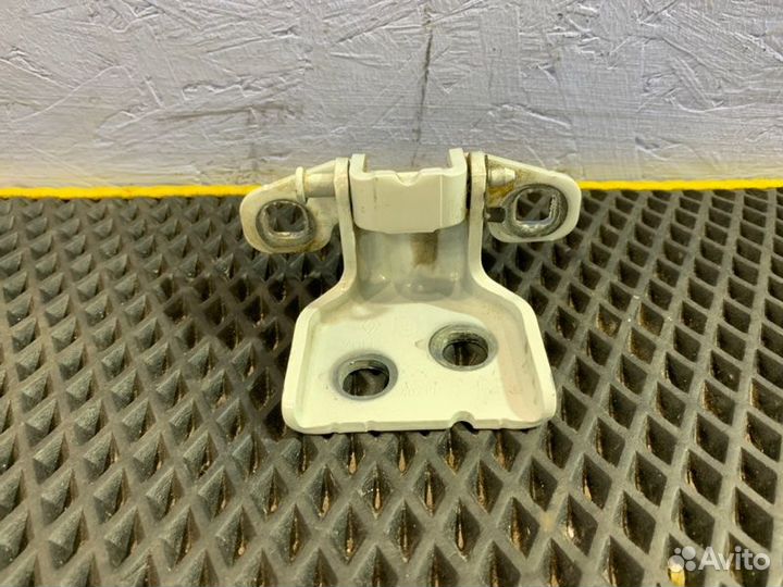 Петля двери правая Renault Arkana