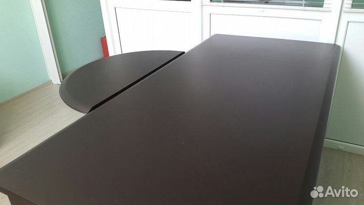 Мебель (стол, тумбы) офисная