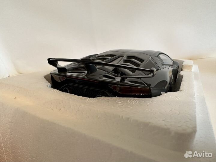 Lamborghini aventador SVJ 1/18 Kyosho GT spirit