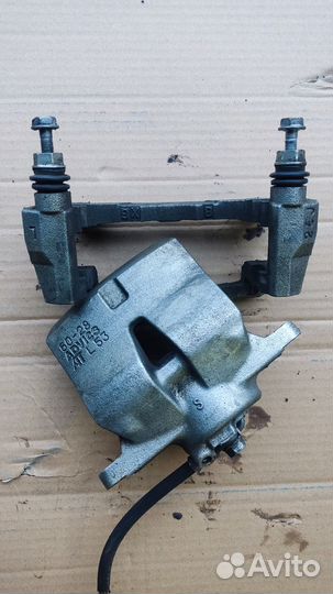 Суппорт передний левый Toyota Camry XV70