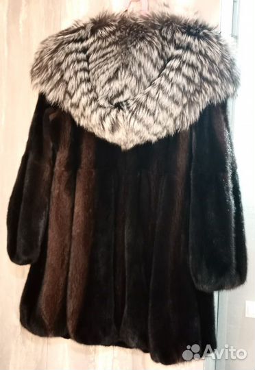 Шуба норковая с капюшоном из чернобурки