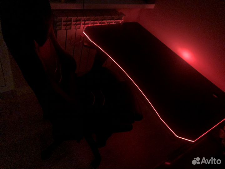 Компьютерное кресло и стол