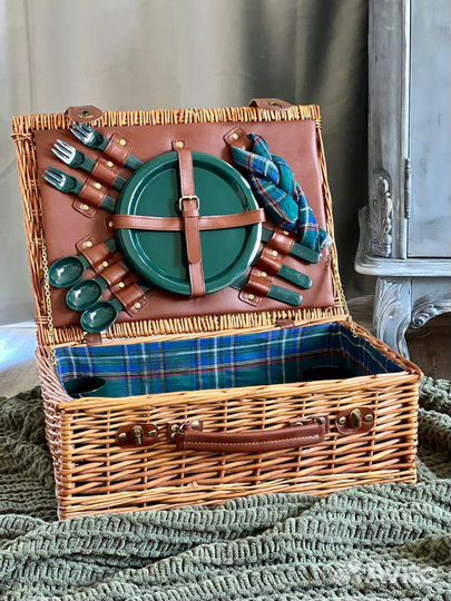 Набор для пикника в корзине