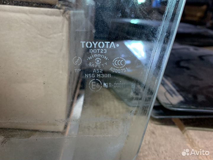 Стекло двери переднее левое toyota corolla 120