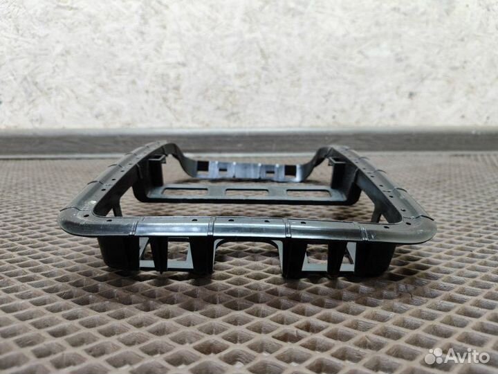 Кронштейн потолочного плафона передний Skoda