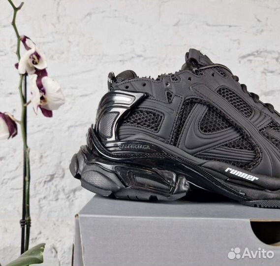 Bаlеnciaga runner black нa pуках