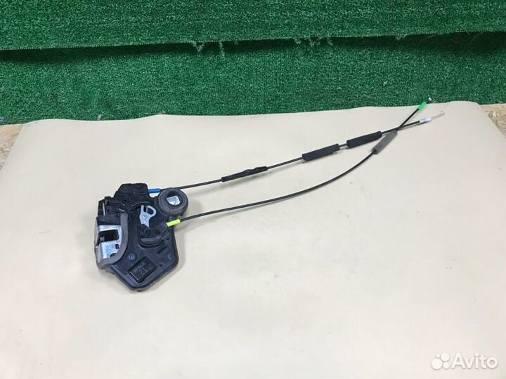 Замок двери задний правый Toyota Avensis AZT250