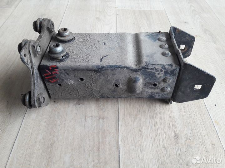 Кронштейн переднего усилителя Mercedes W220