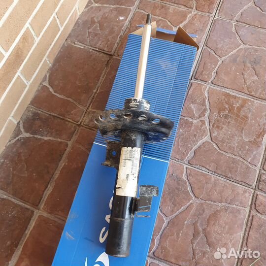 Амортизатор передний Volvo xc60