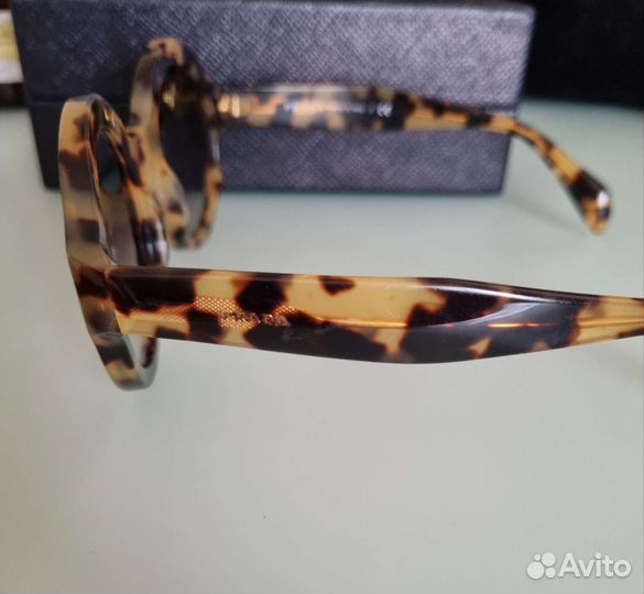 Солнцезащитные очки Prada