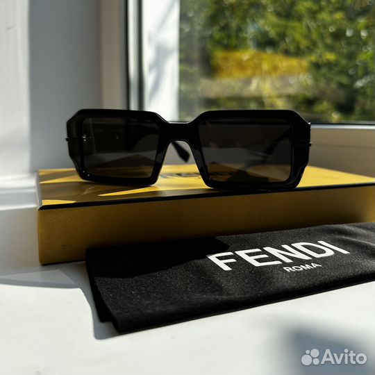 Солнцезащитные очки fendi