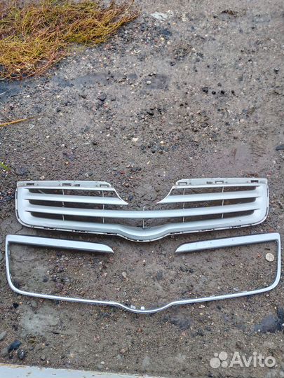 Решетка радиатора toyota avensis