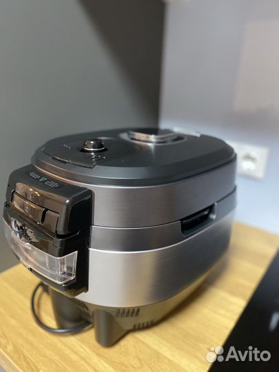 Мультиварка Bork U804 