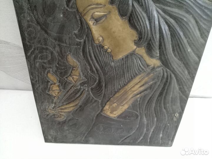 Чеканка СССР Девушка с 2-мя цветками