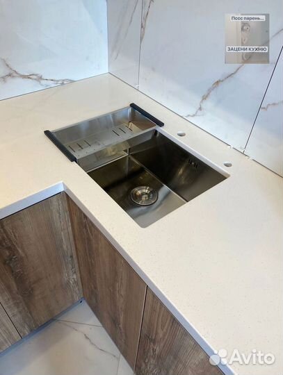 Прямая в потолок кухня на заказ