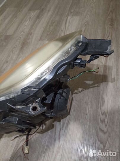 Фара передняя правая на Honda Stream RN1