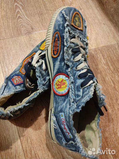 Кеды с нашивками
