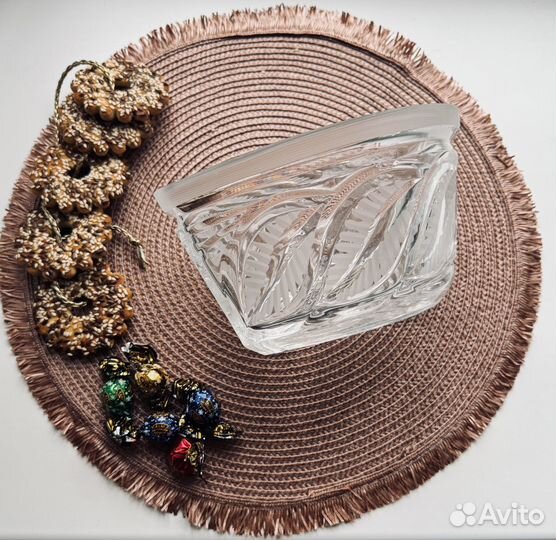 Хрустальная салатница в форме листа