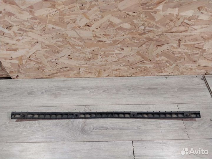 Направляющая заднего бампера Volkswagen Passat B5