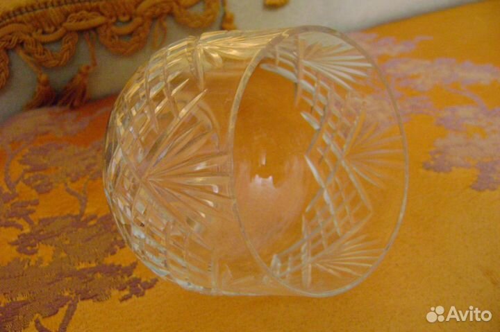 Хрустальные бокалы под мартини и сок