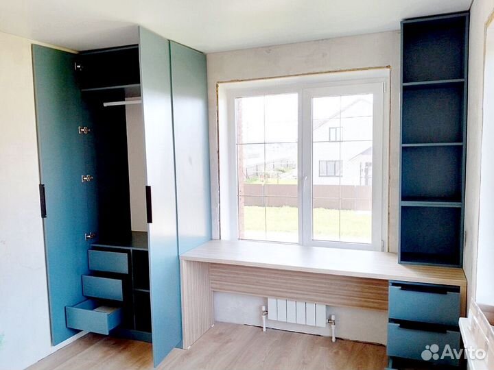 Письменный стол у окна на заказ