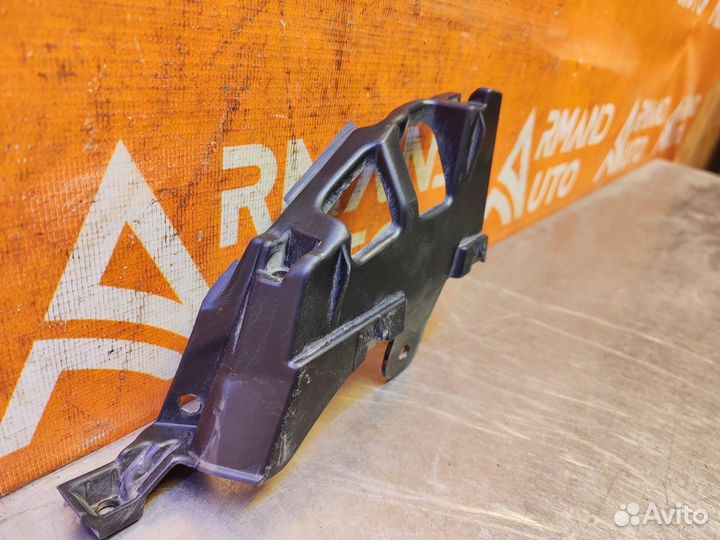 Кронштейн накладки бампера передний правый Lexus