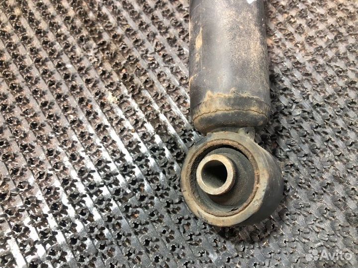 Стойка подвески задняя левая Toyota Celsior UCF21