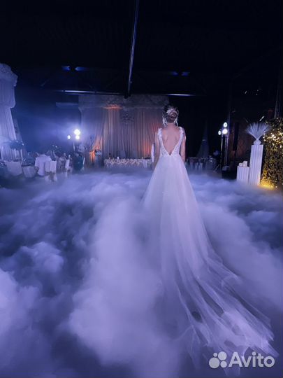 Низкий тяжелый дым свет на свадьбу конфетти фонтан