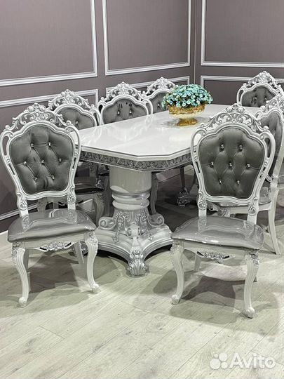 Стол и стулья