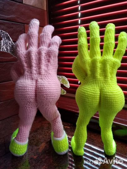 Оригинальный сувенир Рукожоп вязаный