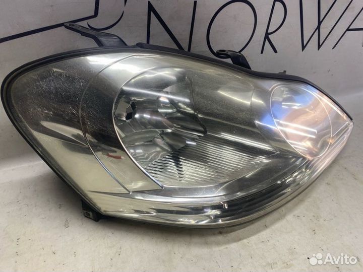 Фара правая Toyota Avensis Verso 2004
