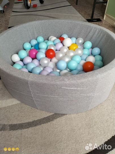 Сухой бассейн с шариками