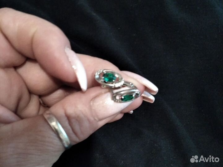 Серебряные серьги с изумрудом