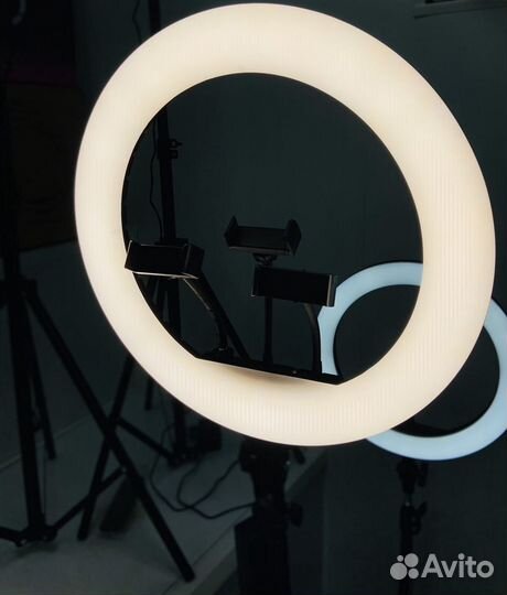 Кольцевая светодиодная лампа со штативом