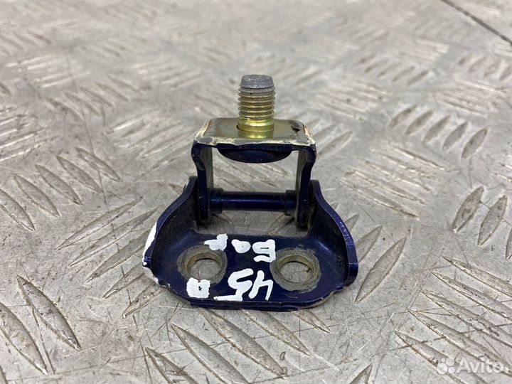 Б/У петля крышки багажника задний правый Mazda