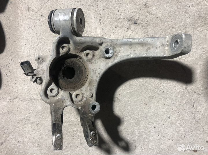 Задний левый кулак Ауди а8 д3