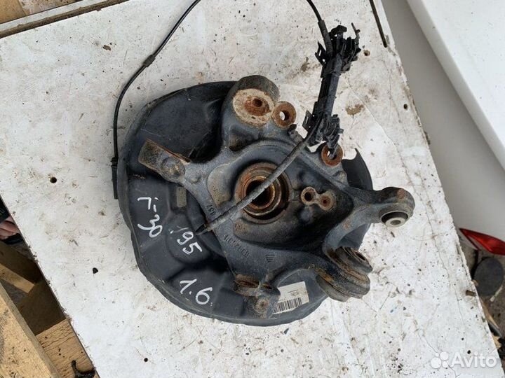 Кулак задний левый Bmw 3 F30 2014