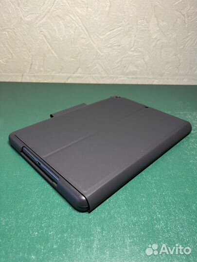 Logitech Slim Folio (for iPad 7, 8 & 9 gen.)