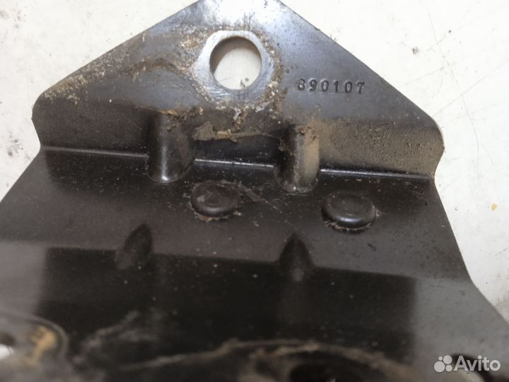 Крепления, защёлки задних сидений Мазда 626 GD