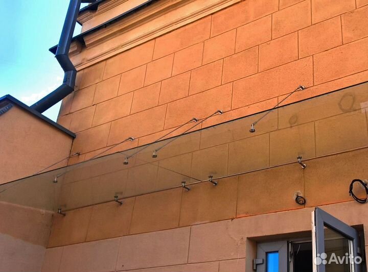 Стеклянный козырек над входом