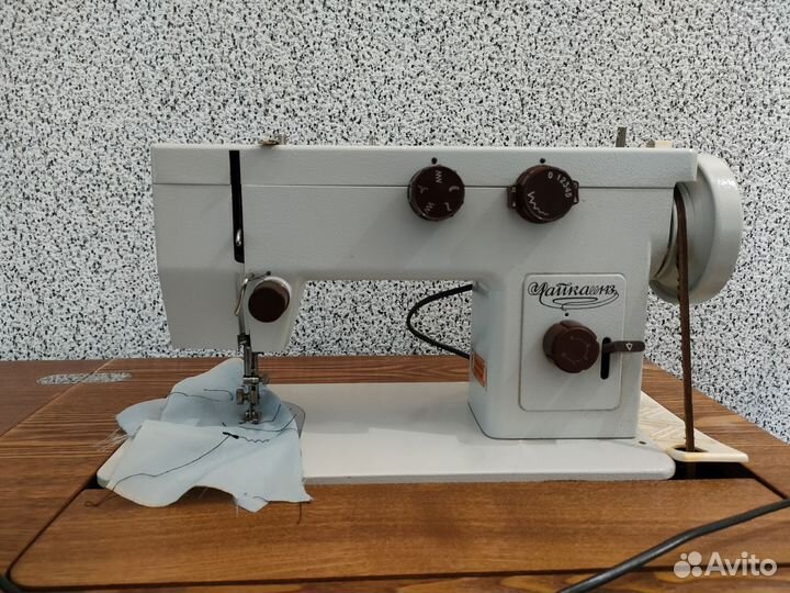 Машинка швейная Чайка 143