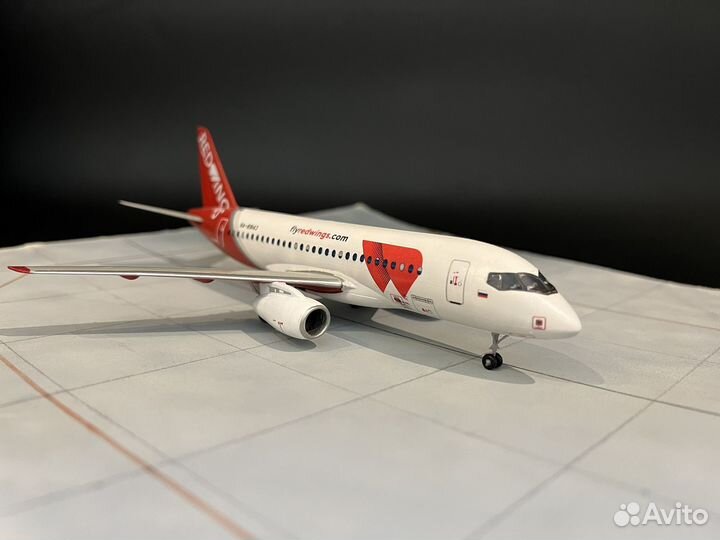Модель самолета Суперджет 100 Red Wings superjet